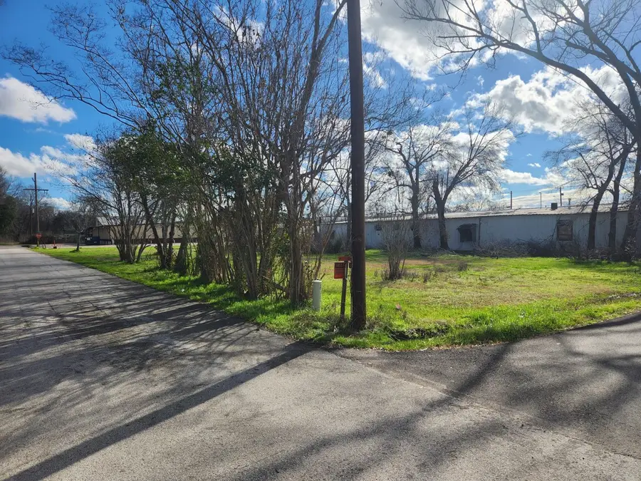 303 S May Street, Madisonville, TX 77864 - Image #3