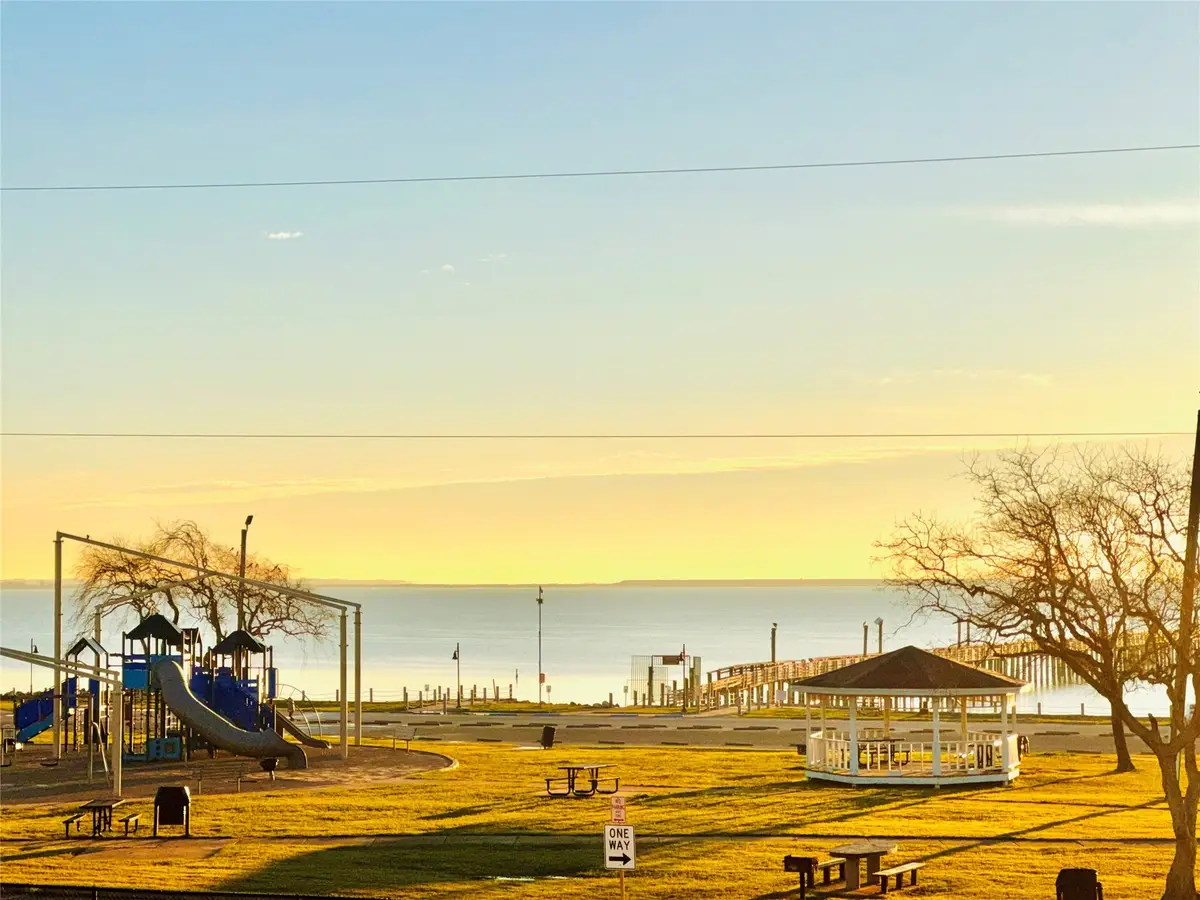 727 N Bayshore Drive, La Porte, TX 77571 - Image #1