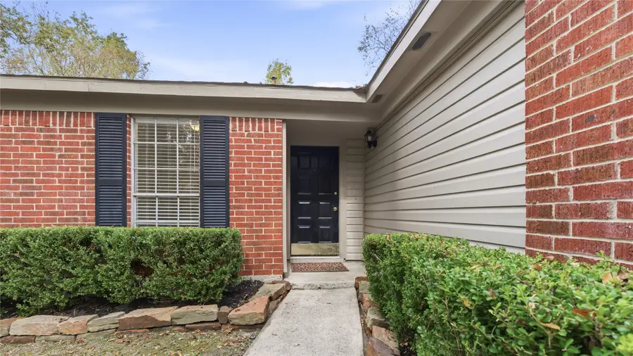 11 Hasting Oak Court, The Woodlands, TX 77381 - Image #2