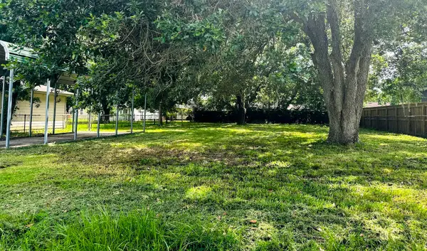 211 Hickory Street, Sweeny, TX 77480