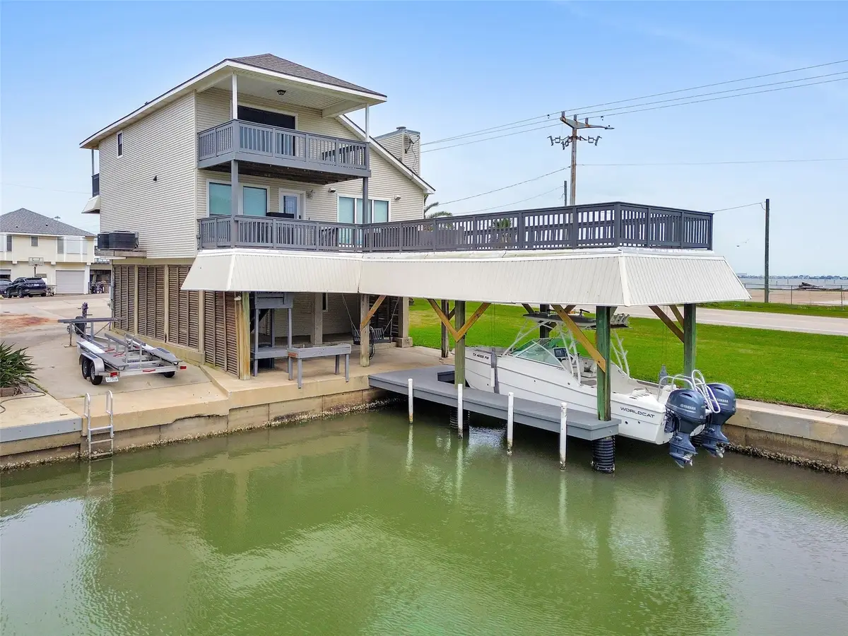 301 Commander Drive, Tiki Island, TX 77554 - Image #1