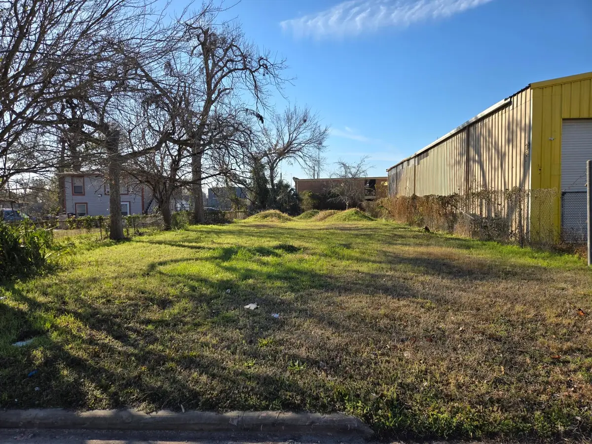 405 Eichwurzel Lane, Houston, TX 77009 - Image #1