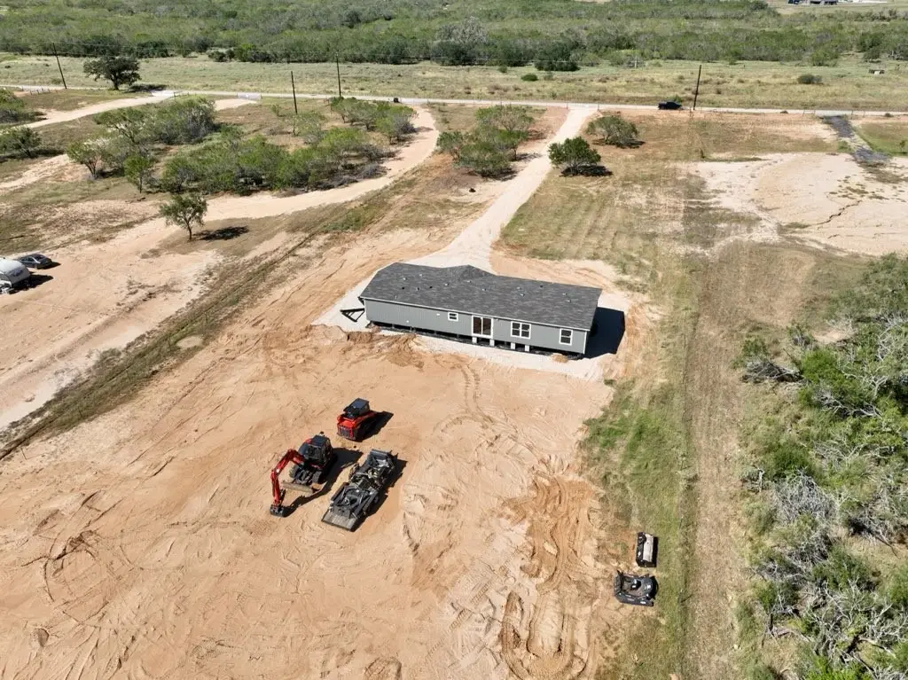 2711 Country Road 124, Floresville, TX 78114 - #1