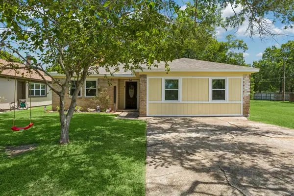 425 S Brownell Street, La Porte, TX 77571
