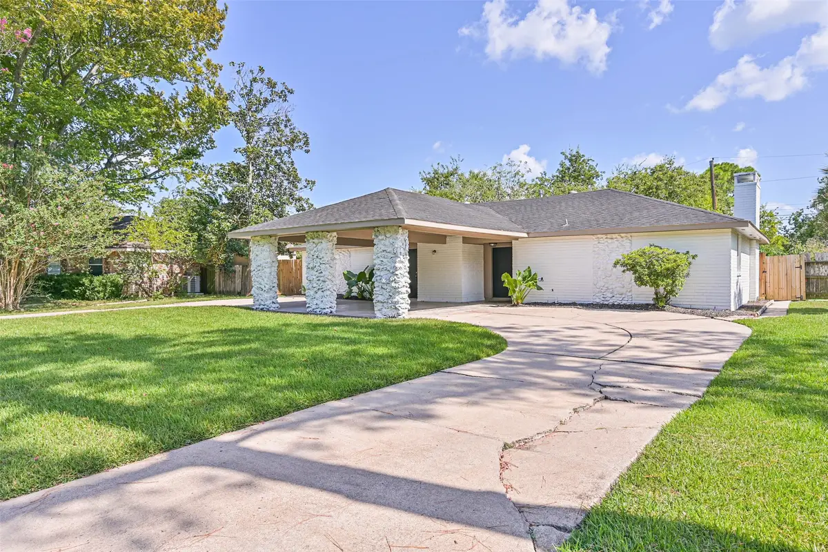 301 Brandywyne Drive, Friendswood, TX 77546 - Image #1