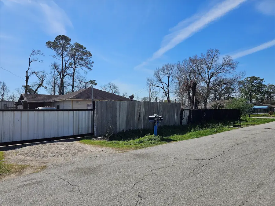 8104 Woodlyn Road, Houston, TX 77028 - Image #2