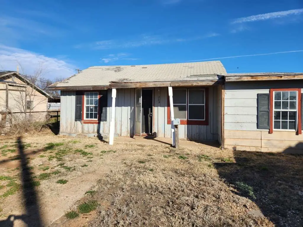 203 Pecan Street, Levelland, TX 79336 - Image #1