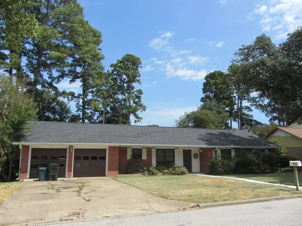 111 Elmwood Street, Huntsville, TX 77320