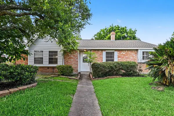 12219 Meadowhollow Drive, Meadows Place, TX 77477