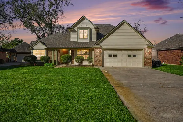 107 Sandalwood Drive, Lake Jackson, TX 77566