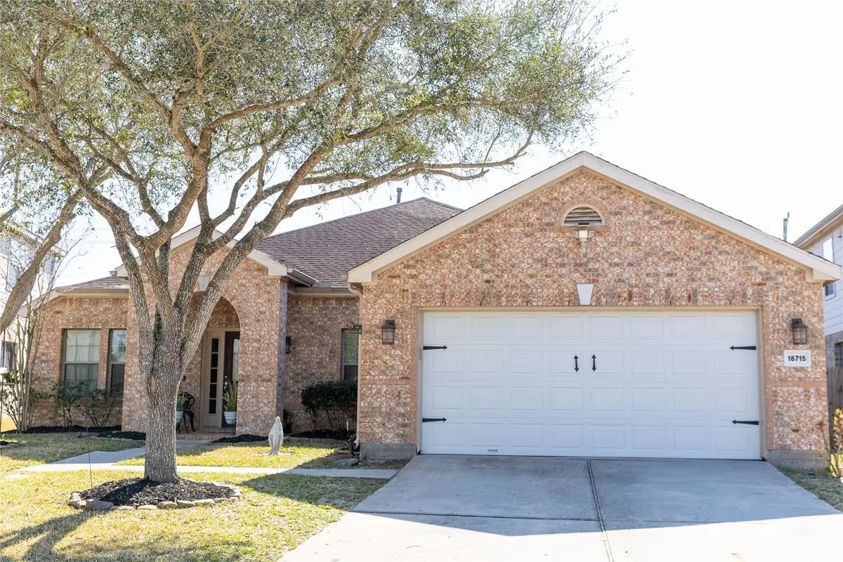 16715 Bending Creek Ln, Friendswood, TX 77546 - #1