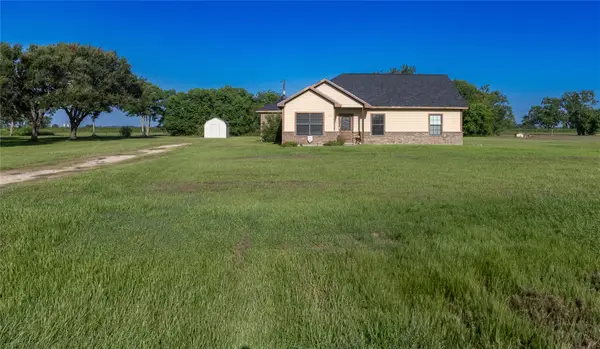 206 Whitewing Trail, El Campo, TX 77437
