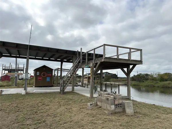 62 Oceania Street, Sargent, TX 77414