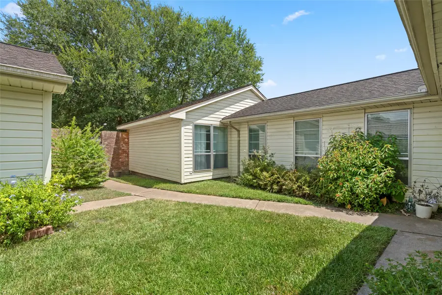 422 W Castle Harbour Drive, Friendswood, TX 77546 - #2