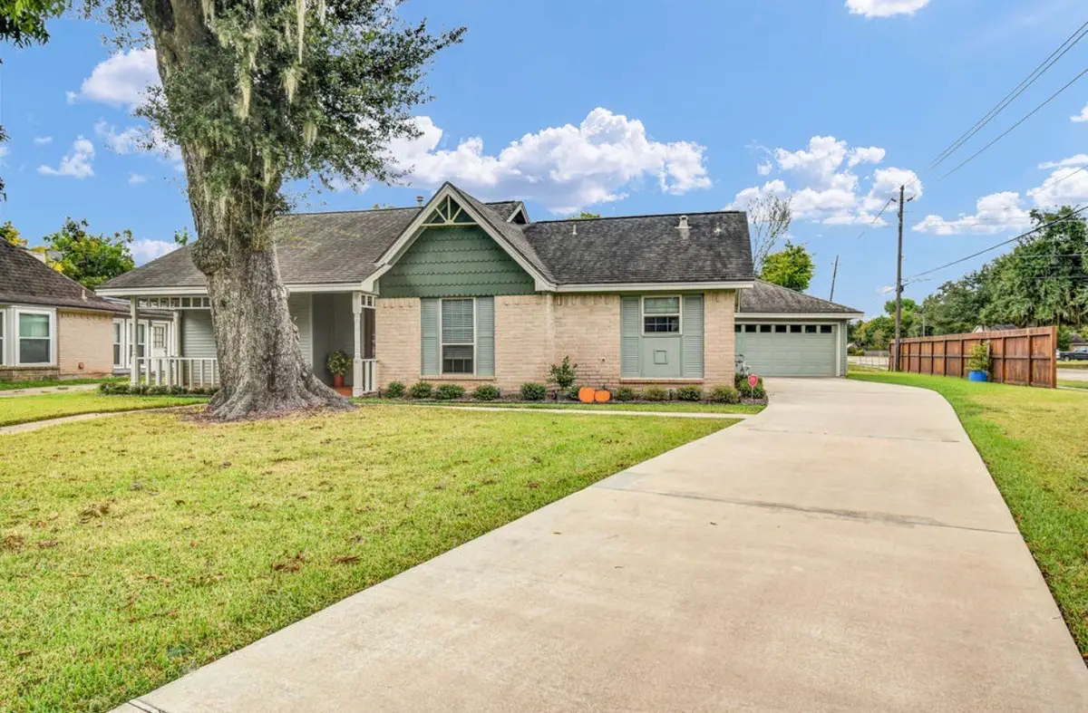 102 Raintree Lane, Lake Jackson, TX 77566 - #1