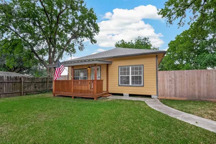 1511 W Dumble Street, Alvin, TX 77511 - #2