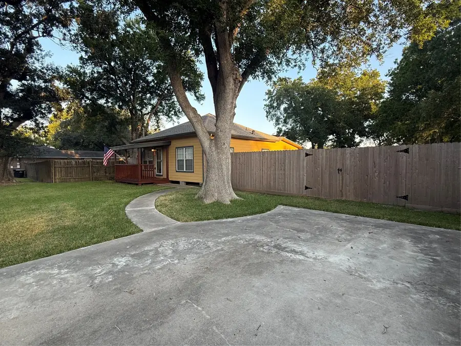 1511 W Dumble Street, Alvin, TX 77511 - #3