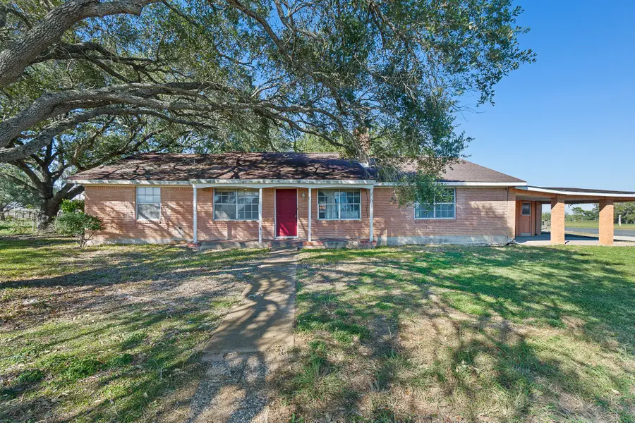 407 E Anderson Street, Schulenburg, TX 78956 - #3