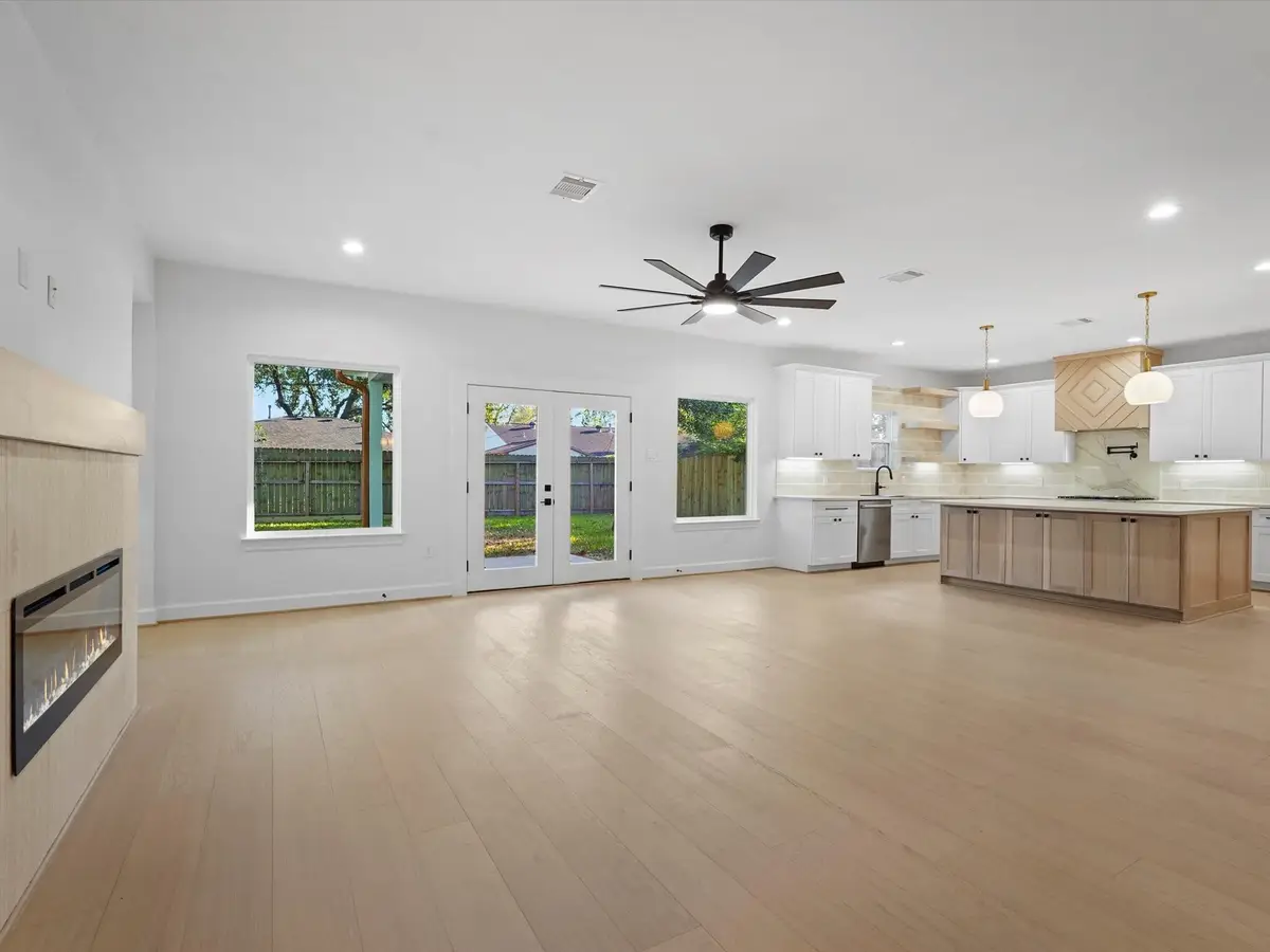 10438 Brinwood Drive, Houston, TX 77043 - Image #1