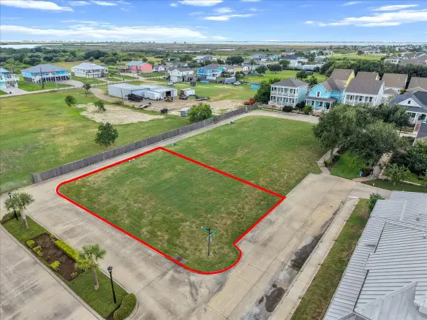 9 Meridian Way, Galveston, TX 77554
