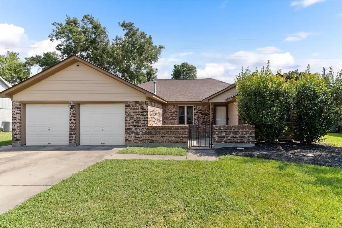 104 Dogwood Street, Lake Jackson, TX 77566 - Image #1