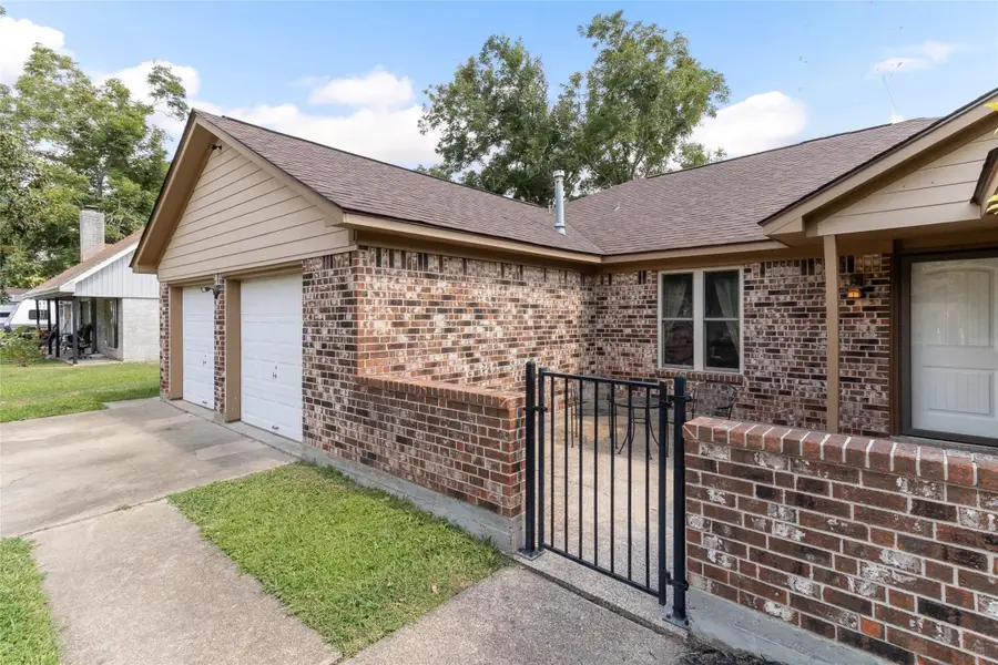 104 Dogwood Street, Lake Jackson, TX 77566 - Image #2