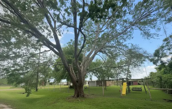 8925 Spruce Street, Hitchcock, TX 77563