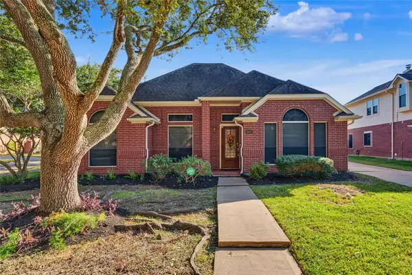 102 Crimson Bay Drive, League City, TX 77573