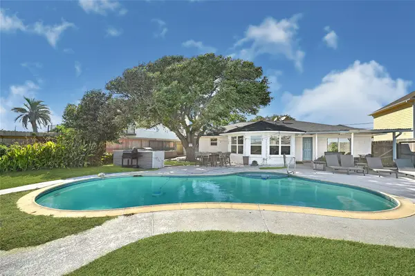 8010 Ocean Drive, Beach City, TX 77523