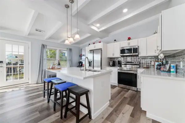 196 Barracuda Street, Bayou Vista, TX 77563