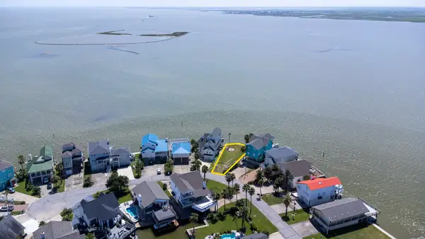 135 Isles End Road, Tiki Island, TX 77554