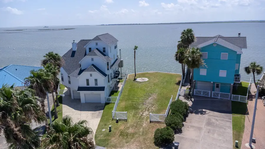 135 Isles End Road, Tiki Island, TX 77554 - Image #2