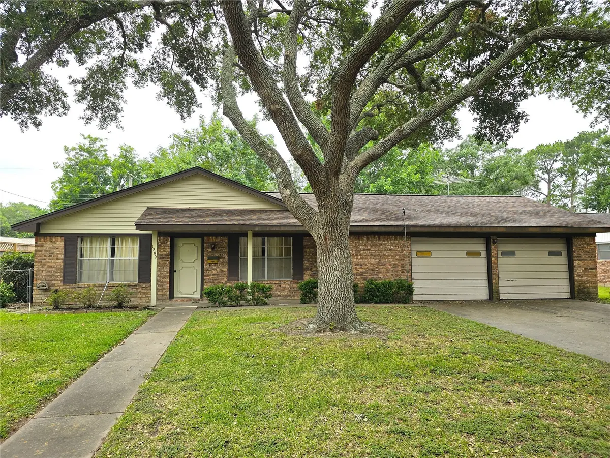 1205 Appling Street, El Campo, TX 77437 - Image #1