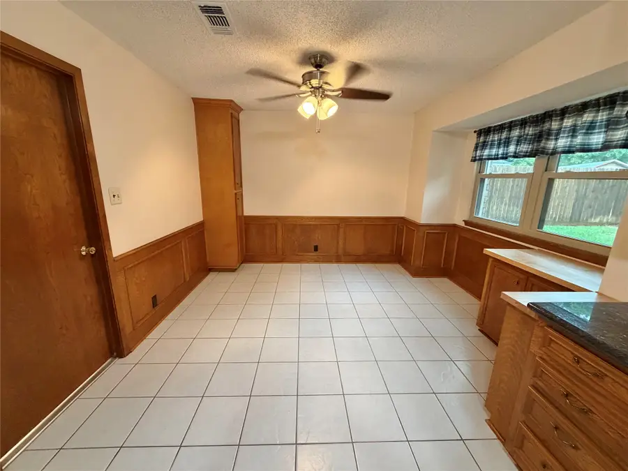 913 Cannan Drive, Angleton, TX 77515 - #2