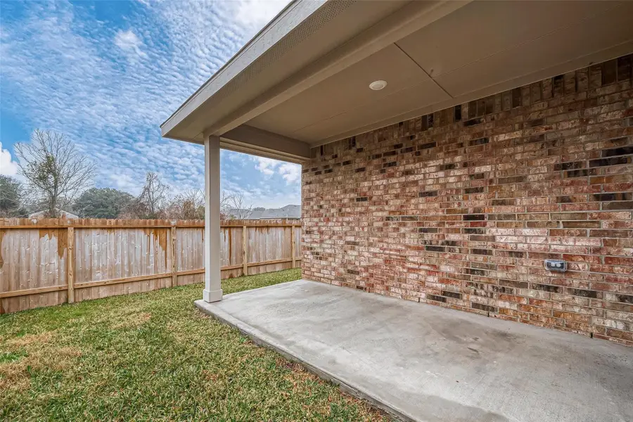 41 Greenbriar Loop, Angleton, TX 77515 - Image #3