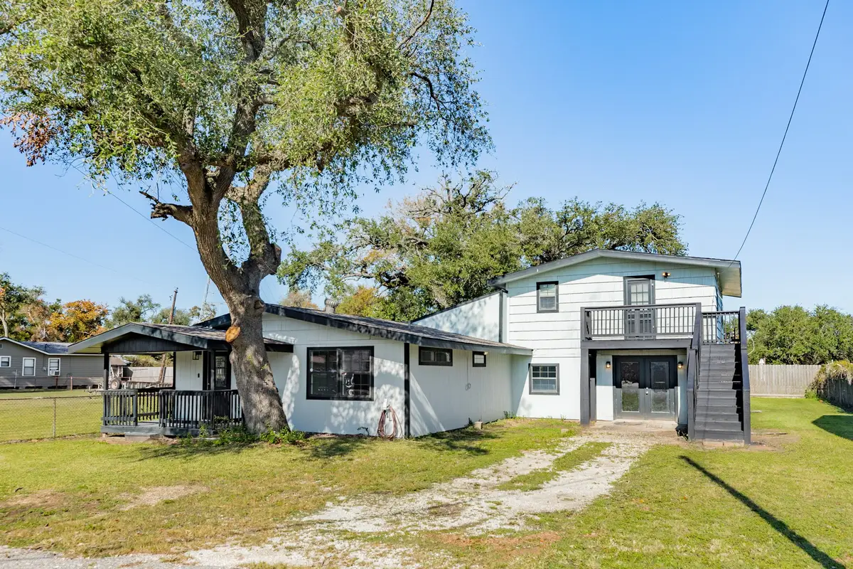 640 Whitten Street, Clute, TX 77531 - Image #1