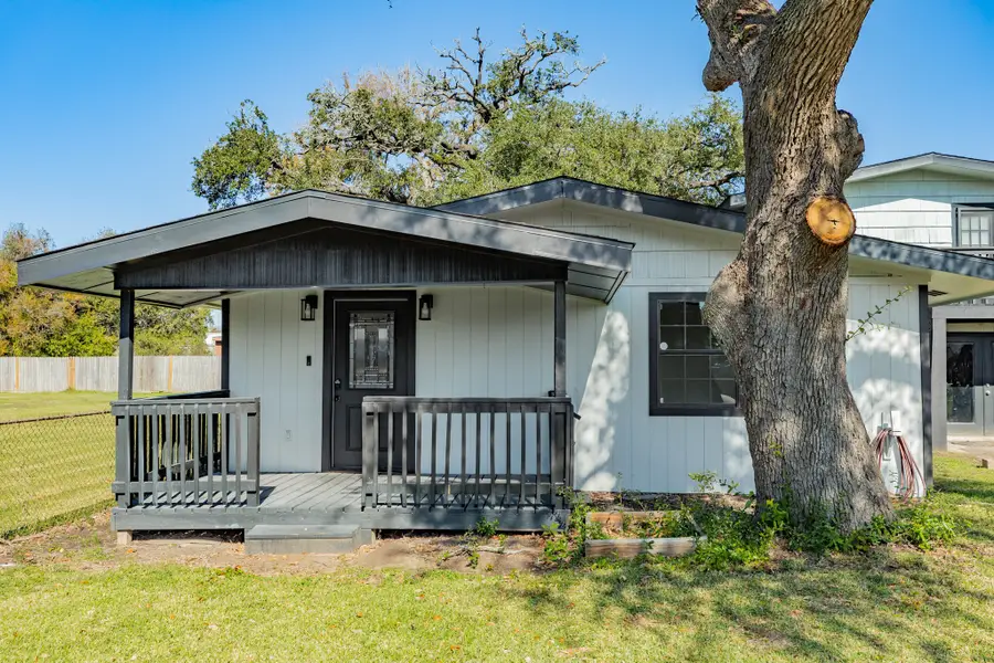 640 Whitten Street, Clute, TX 77531 - Image #3