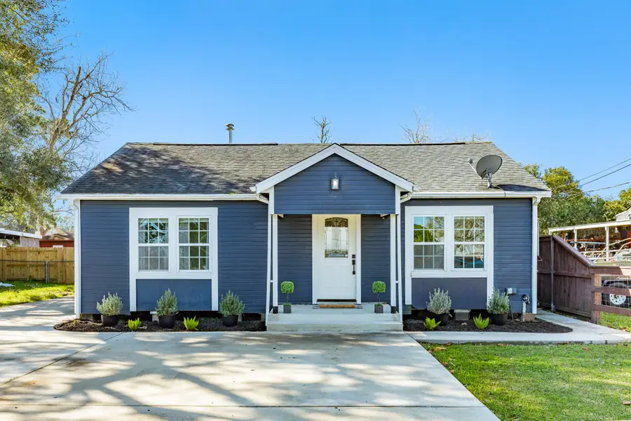 1614 Avenue F, Danbury, TX 77534 - Image #2