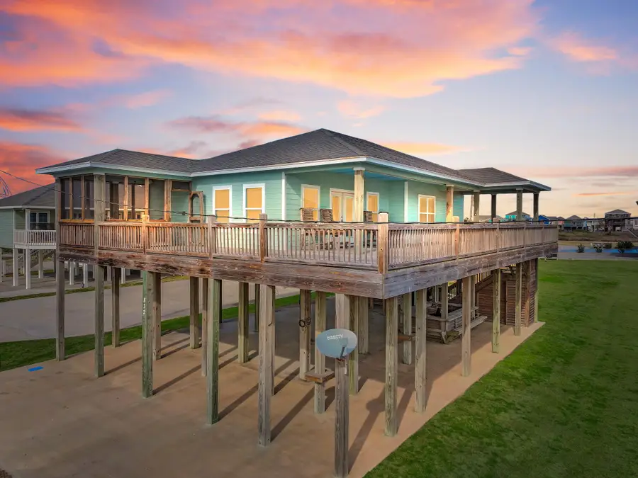 832 S East Road, Crystal Beach, TX 77650 - Image #3