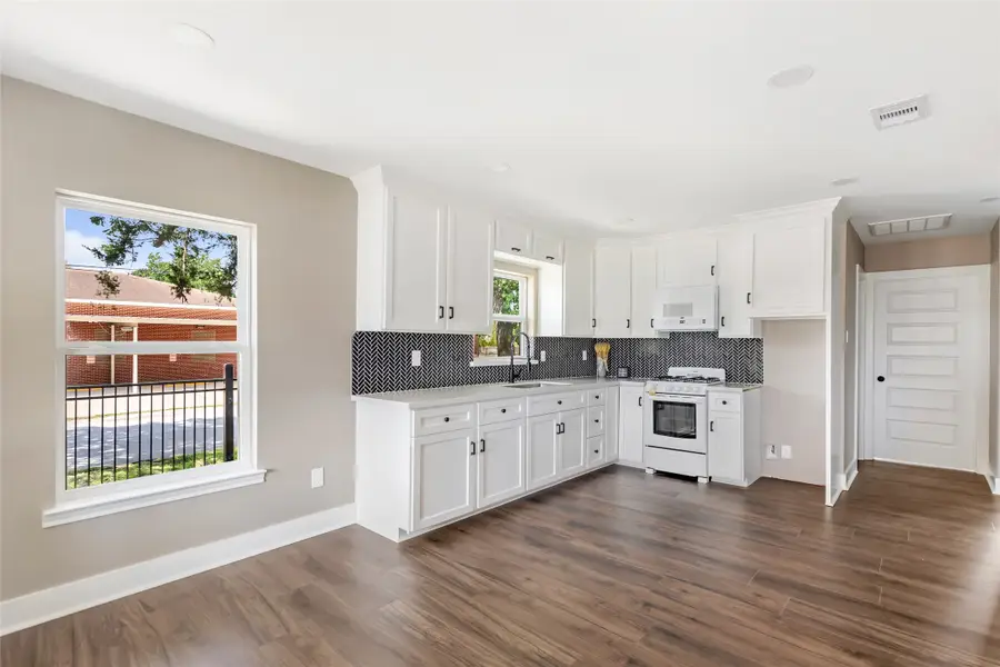 301 S Magnolia Street, Highlands, TX 77562 - #3