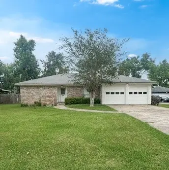 212 Dogwood Street, Lake Jackson, TX 77566
