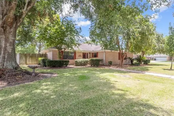 815 Hunter Ridge Lane, Nederland, TX 77627