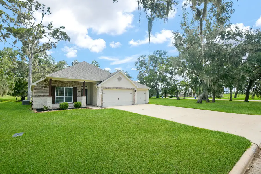 2205 Lake Forrest Drive, West Columbia, TX 77486 - Image #2