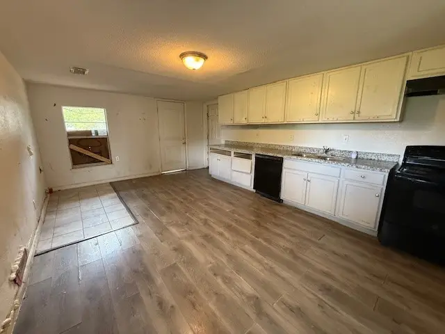 215 S Avenue D, Freeport, TX 77541 - Image #3