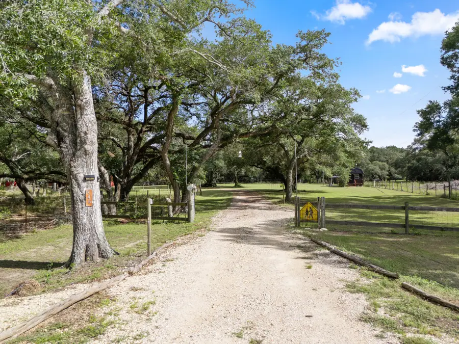 346 Private Road 821, Blessing, TX 77419 - #3