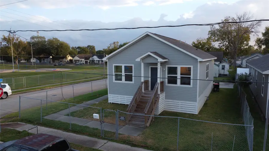 323 E Murrill Street, Baytown, TX 77520 - Image #2