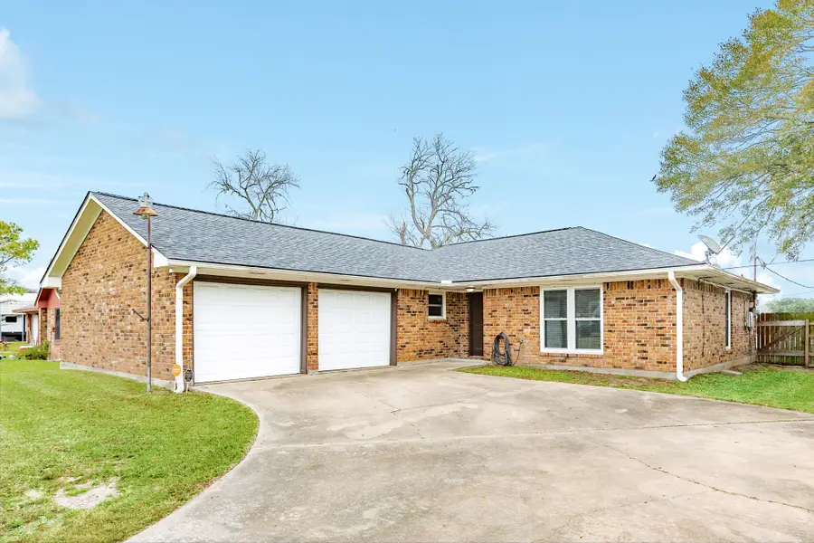 239 Lakewood Drive, Clute, TX 77531 - Image #2