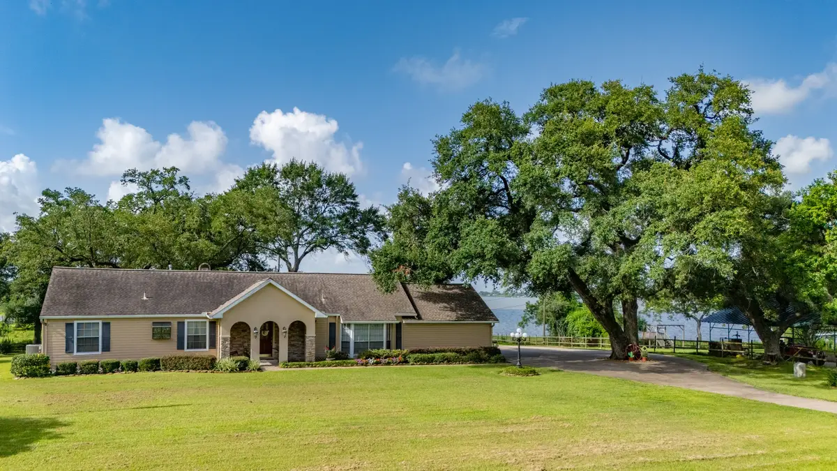 111 S 8th Street, Highlands, TX 77562 - Image #1