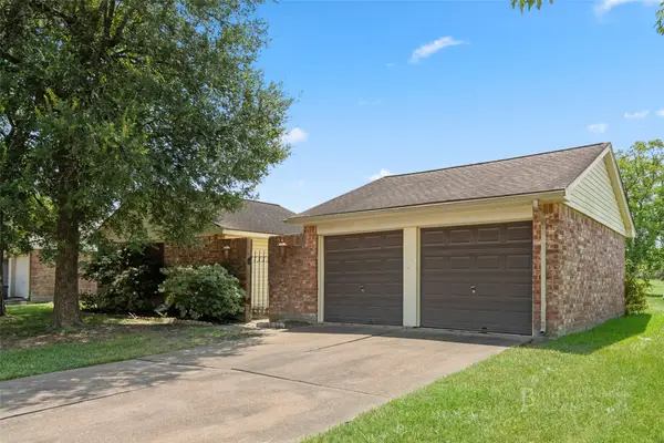 422 W Castle Harbour Dr, Friendswood, TX 77546