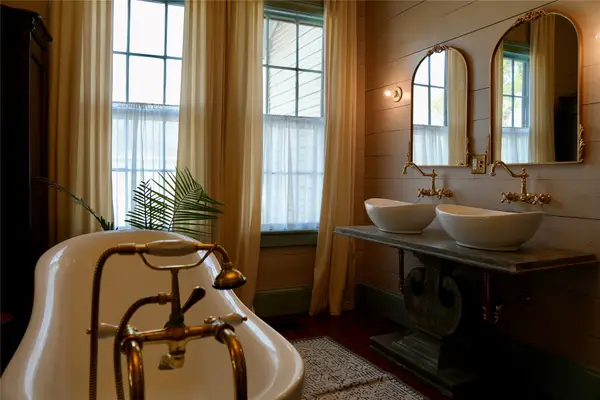 409 E Morgan Avenue, Cuero, TX 77954